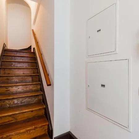 Sunday Lovers 53 アパート *